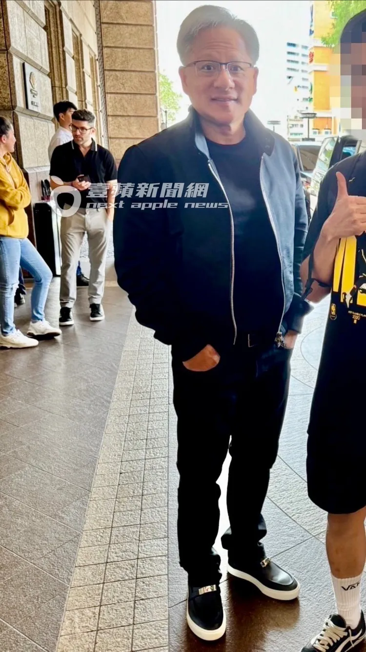 黃仁勳今（30日）中午，一身招牌黑色系穿搭，腳踩約5萬元愛馬仕（HERMÈS）黑白Kelly休閒鞋，步出下榻文華東方酒店。讀者提供
