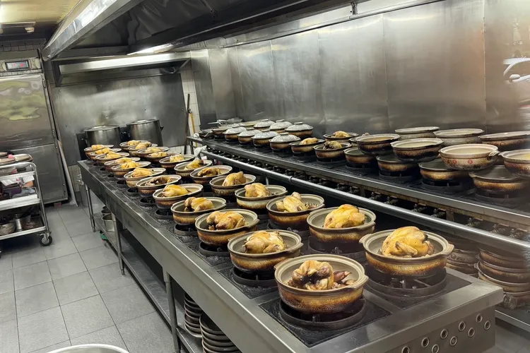 店內燉煮超過12小時的「砂鍋雞湯」被網友稱作是「傳說中最好喝台北砂鍋雞湯」，素有著「雞湯界LV」的美稱。特勤中心攝