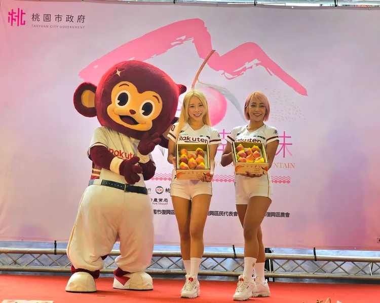 樂天女孩促銷媽媽桃。農業局提供