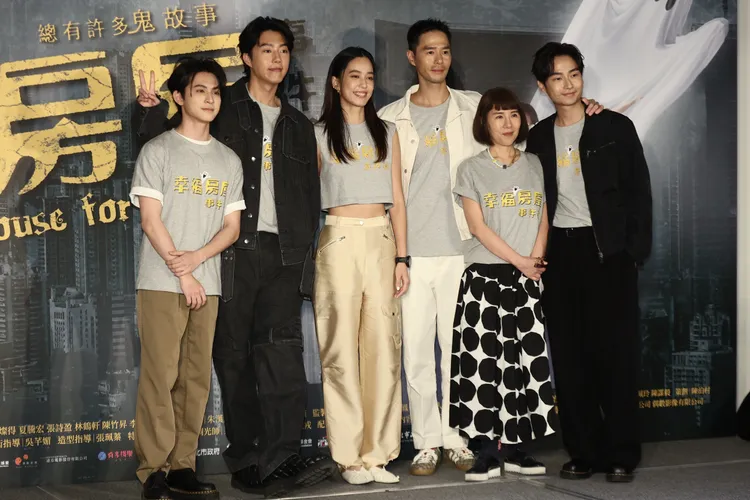 大鶴（右起）、導演蔡怡芬、丁春誠、陳庭妮、蔡凡熙和林暉閔。彭欣偉攝