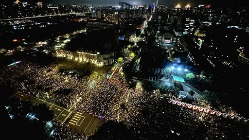 10萬人圍立院「卻自行先拔虎牙」 衝不衝?作家談藍綠白算計