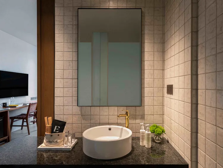 客房內皆精選奢華備品，選用紐約現代簡約保養品牌MALIN+GOETZ沐浴備品等。業者提供