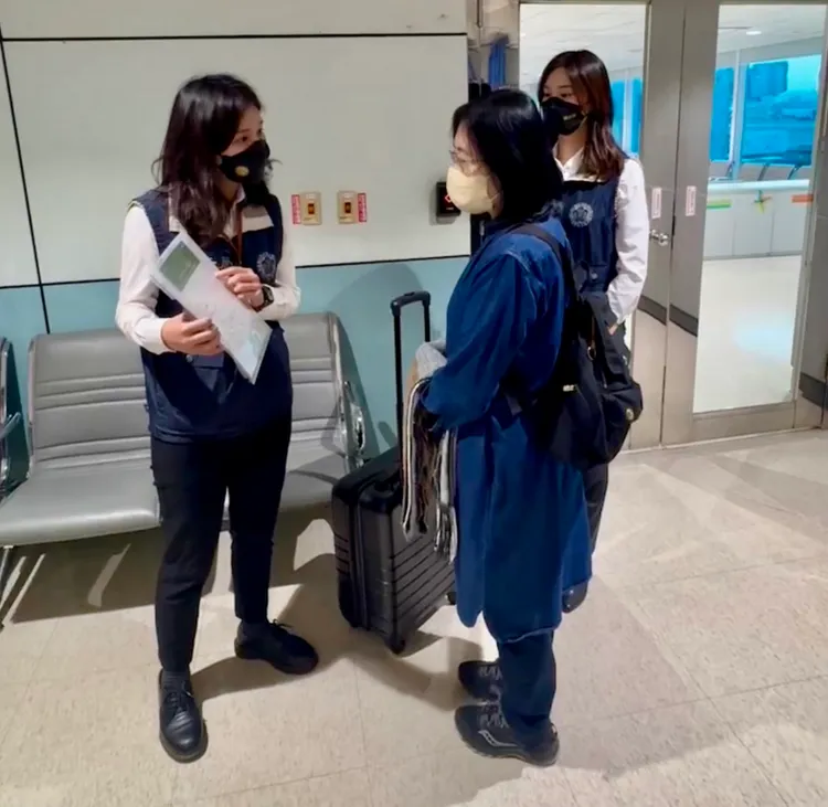 貴婦奈奈的婆婆黃林麗真(中)今早被戴銬押返台灣歸案。調查局提供