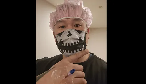 館長發入院照!羞澀喊「不能說 」 網問:割皮包?