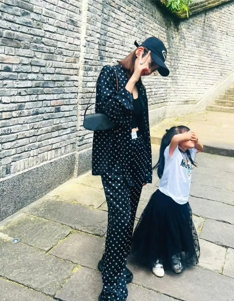 唐藝昕（左）曾分享母女合照。翻攝唐藝昕微博