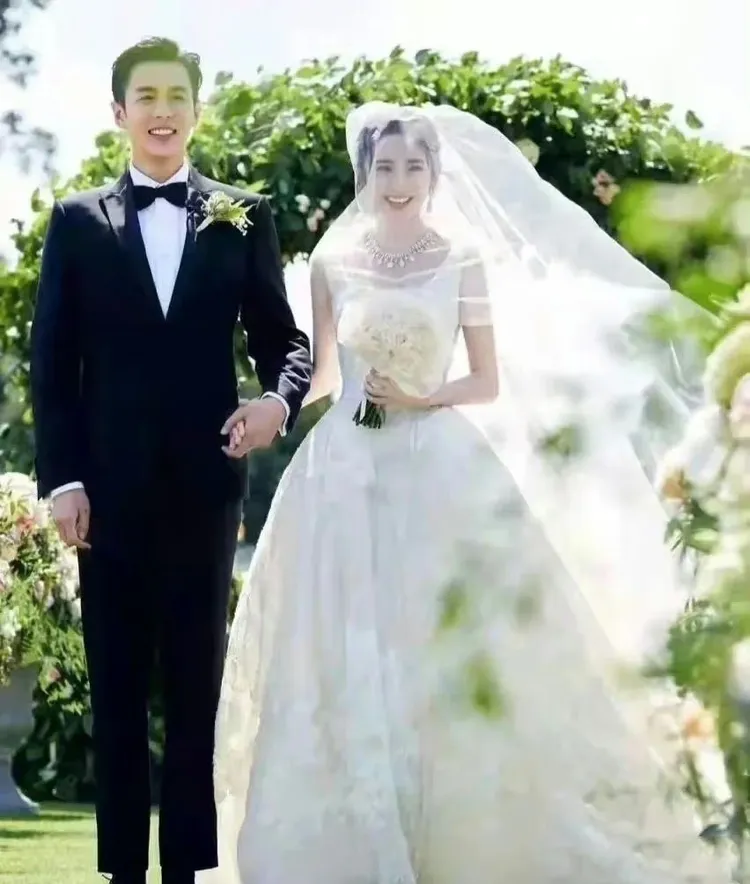 張若昀（左）和唐藝昕2019年結婚。翻攝張若昀微博
