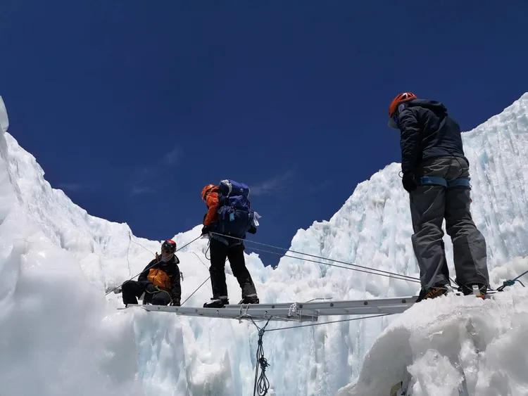 聖母峰長年結冰氣溫低下，攀爬需要經驗與勇氣。基金會提供