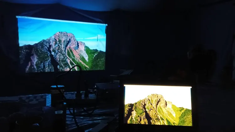 在聖母峰營地播放《看見台灣》紀錄片。基金會提供