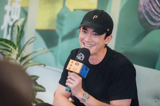 吳慷仁母親節罕曬親媽 竟意外撞臉草間彌生!他一看也認證