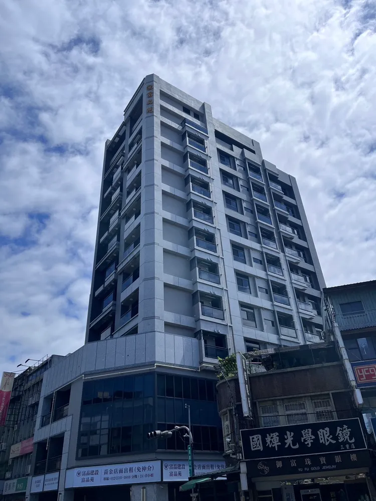 富品建設位在三重首案「富品苑」90天內完成基地簽約，從開工到領取使照僅2年11個月。業者提供