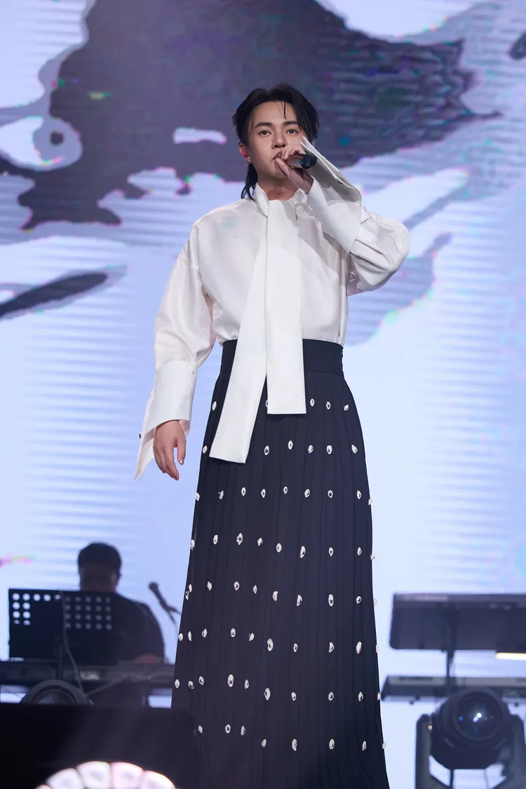 許富凱的好聲音，讓歌迷聽得陶醉。何樂音樂提供