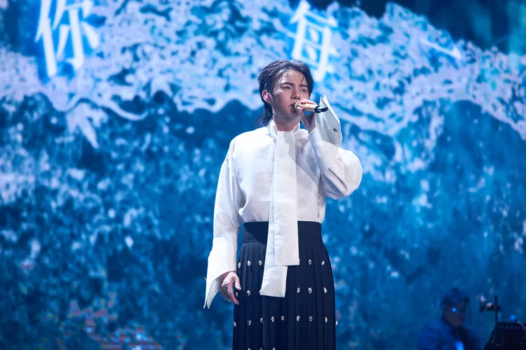 許富凱在高流開唱，只可惜，這回爸爸不在了。何樂音樂提供