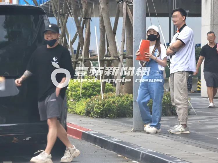 《壹蘋》日前直擊Toyz（左）笑臉迎人走回車上，篠崎泫手拿房屋資訊跟在後頭，兩人一起去看屋。特勤中心攝