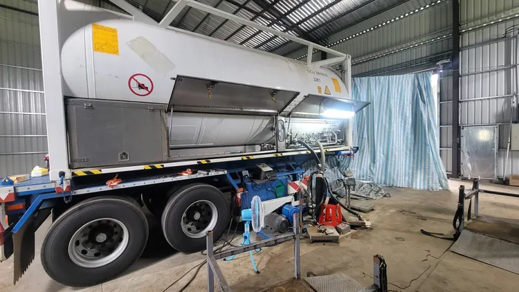 桃園警環聯手出擊查獲笑氣分裝廠。環保局提供