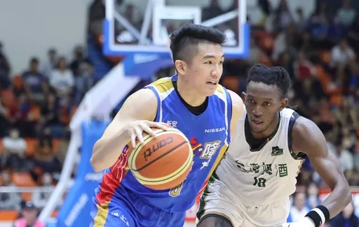 他放棄台積電百萬年薪走籃球路 時隔29年和父親穿上同隊球衣奪冠