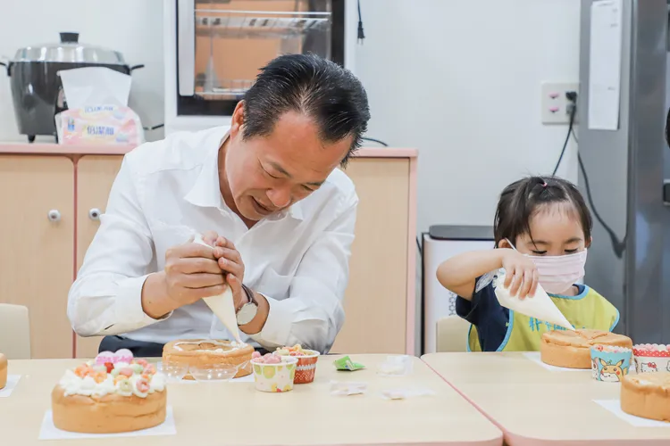 翁章梁與孩童共同製作母親節感恩蛋糕。縣府提供