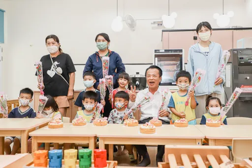 祝賀母親節!翁章梁宣布幼幼班師生比降至1:5 公幼品質更有感