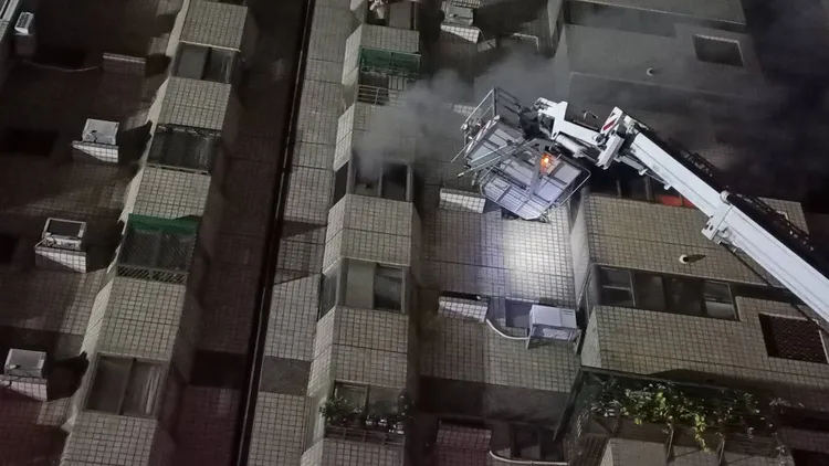 雲梯車自冷氣孔救出游家13歲兒子。讀者提供