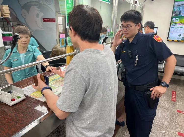 徐婦的丈夫今天到郵局提款為警員勸阻。平鎮警分局提供