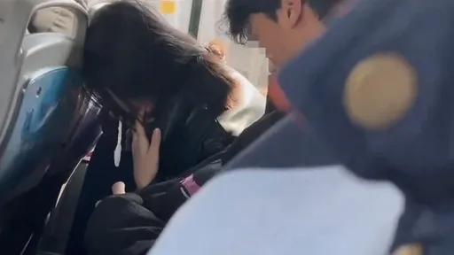 扯！年輕情侶「公車上吃雞吐精」　6分鐘影片壓頭起伏驚呆全網