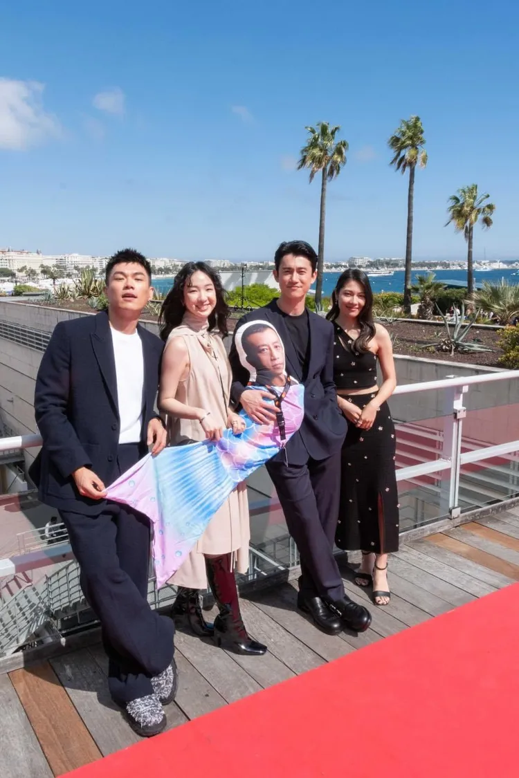 柯煒林（左起）、劉主平、吳慷仁、梁湘華與「楊雅喆抱枕」合照。翻攝吳慷仁臉書