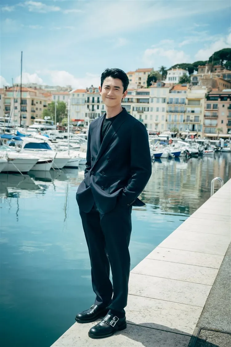 吳慷仁選穿Burberry煙燻海軍藍修身剪裁羊毛西裝。品牌提供