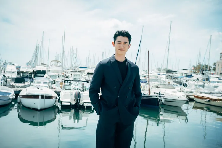 吳慷仁的暗色系穿搭相當低調時髦。品牌提供