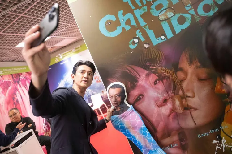 吳慷仁到處拿著「楊雅喆美人魚抱枕」拍照。翻攝吳慷仁臉書