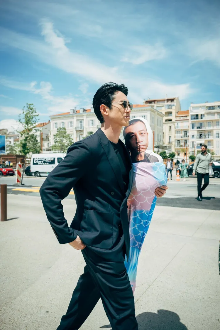 導演楊雅喆變成美人魚陪伴在吳慷仁身旁。翻攝吳慷仁臉書