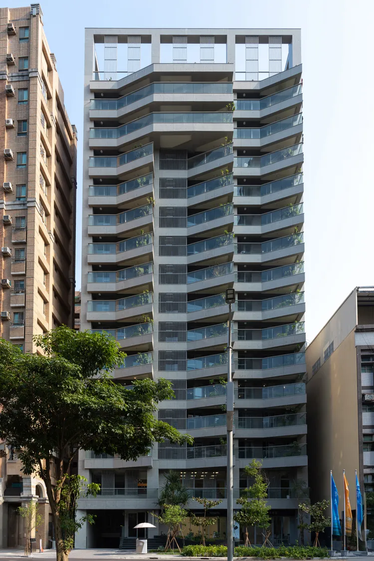 「仁發建設-仁發和」基地在高鐵左營特區，是一個體現建築空間簡樸、克制的侘寂美學。外觀上捨棄石材及二丁掛，自基座便以低調精準的清水混凝土搭配日本菊水SA工法，來呈現返璞歸真的自然感，在看過無數棟以壯闊精美進口石材堆砌基座的大樓，「仁發和」由「減」入「簡」，把空間讓給大自然的光、綠、景、空氣，當空間自由，人就更自由了。