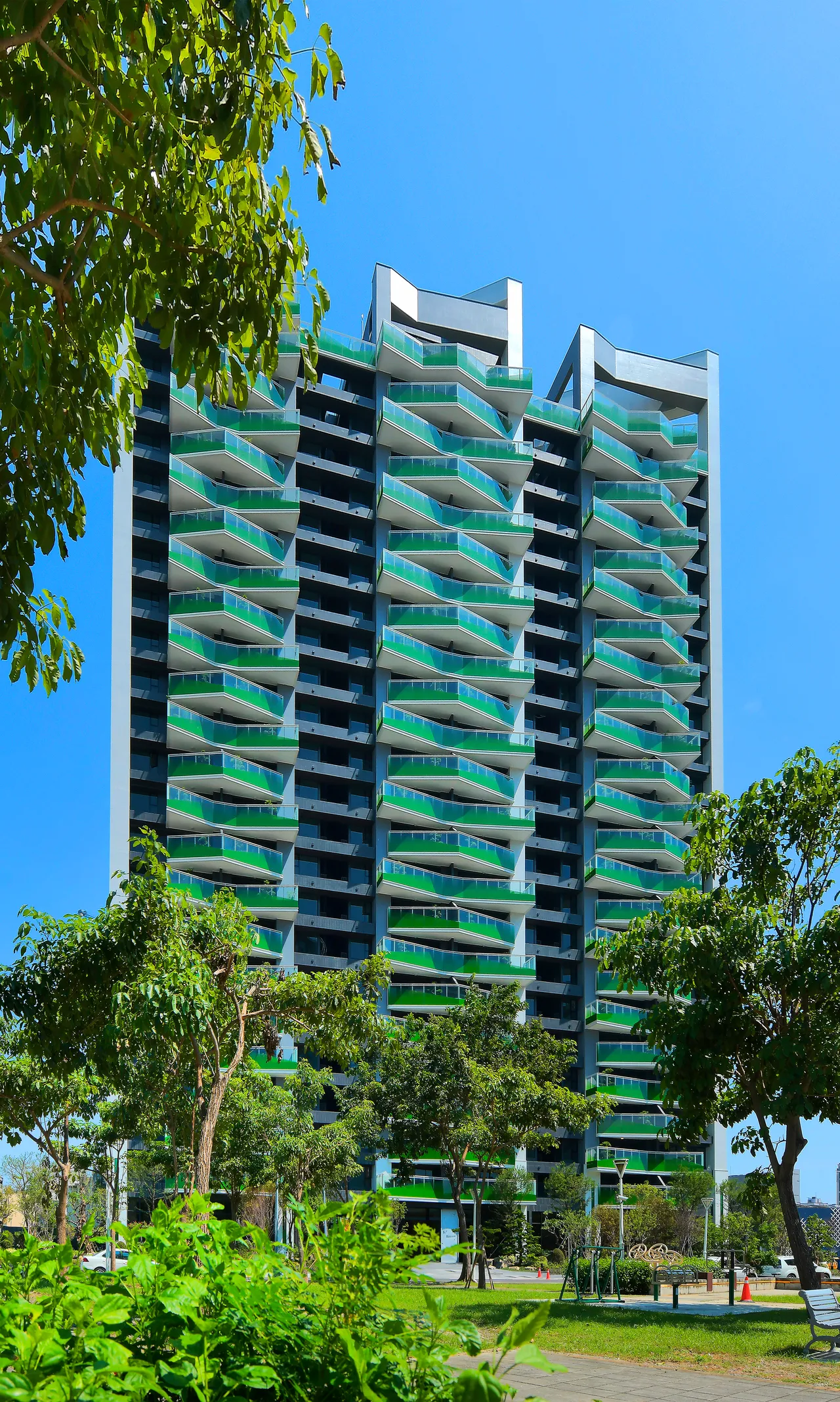 「京城建設-馥之森」位於大美術館榕樹公園第一排，公共設施表現較為活潑，在風格上是以精緻的現代奢華為主調，色彩鮮艷而不落俗套，繽紛而不凌亂，線條與質地細膩，顯出當代都市人獨有的品味與風華。中庭規劃濃翠中有青綠，疏林中有茂密，層次豐富有趣，沿著流水迴廊的曲徑一路彼此呼應，森氧迎賓的庭園造景，營造生活的一步一景。
