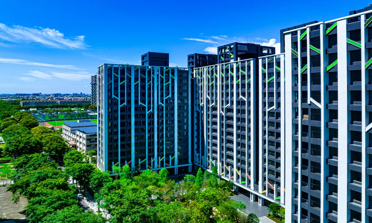 「京城建設-京城森遠」都會公園第一排，建築主視覺取「大樹」為外觀設計意象，面對森林，也成為森林，建築是按著ㄇ字型排列，圍繞著中庭花園，讓每一棟的通風採光與公園景觀有了最好的保留，住戶窗景，不是森林的濃綠，就是中庭花園的青翠，公設規劃一個室內籃球場，深受青少年住戶喜愛。