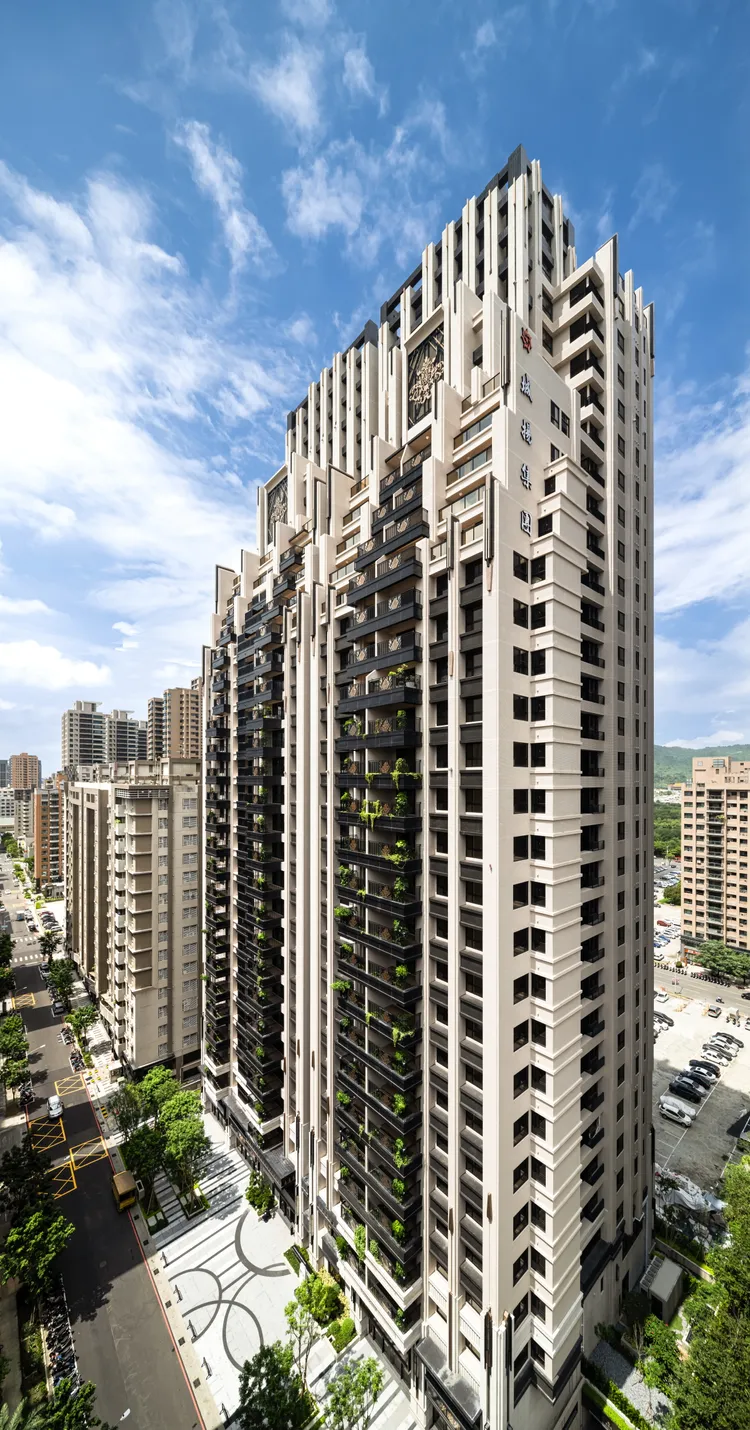 「城揚建設-美廳苑」位於美術館特區，中庭設計融入自然，柔化現代建築的剛毅感。空間配置層次花台及木紋平台結合景觀水池，採層次交織、留白的設計手法，以人本角度建立友善鄰里環境，並以複層植栽設計提高綠覆率，成功將綠景做最大效能的展延與應用。