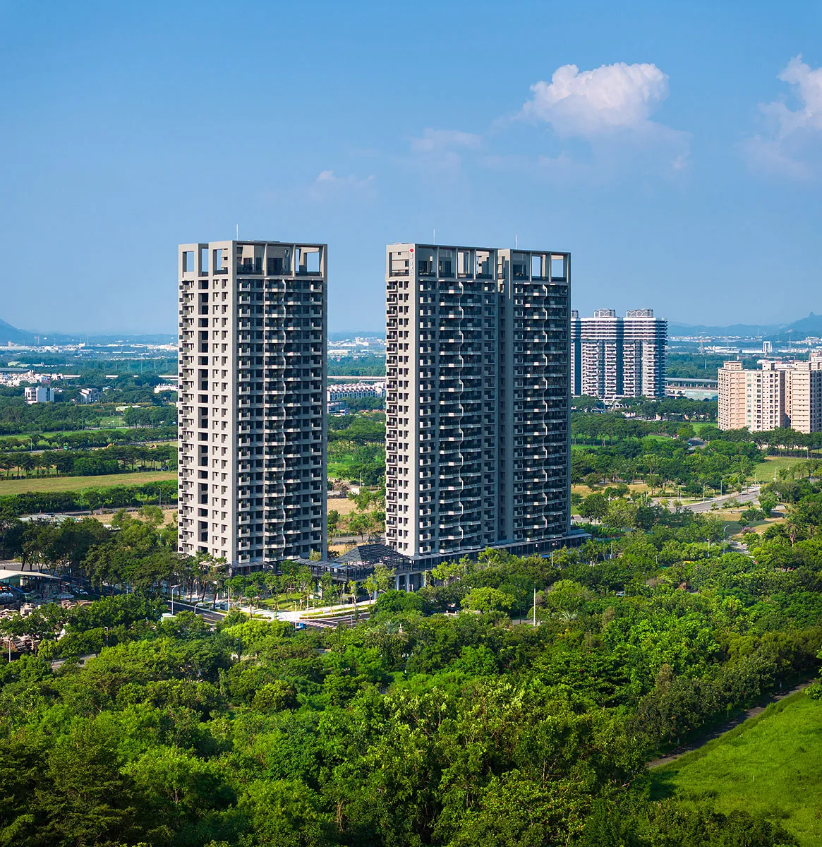 「鼎宇建設-森林之星」基地位於橋頭新市鎮，都會公園第一排，以豐富開放的空間層次，創造風光水綠的自然迴遊，就像是百頃都會公園的縮影，在高低錯落的群木之間，在水景與綠帶的交織蔓延之間，並以輕鬆宜居的生活品質為目標，在生活上可時時與自然對話，讓每一戶都能享受公園的景觀。