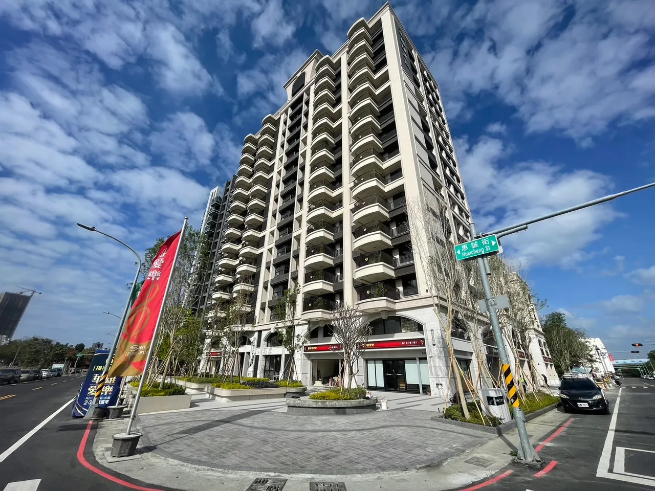 「華雄建設-華雄愛樂」基地在82期重劃區，為被鐵道、河川與橋樑圍塑而成的世外桃源，建築風格以新古典建築美學，強化屋頂，屋身與基座三段式平穩造型搭配高雄厝特有之景觀陽台，形塑強調自然.舒適.有氣質之垂直森林式古典風情，導入健康綠建築，以樑柱外露形成遮簷來降低熱能，減少空調的需求。