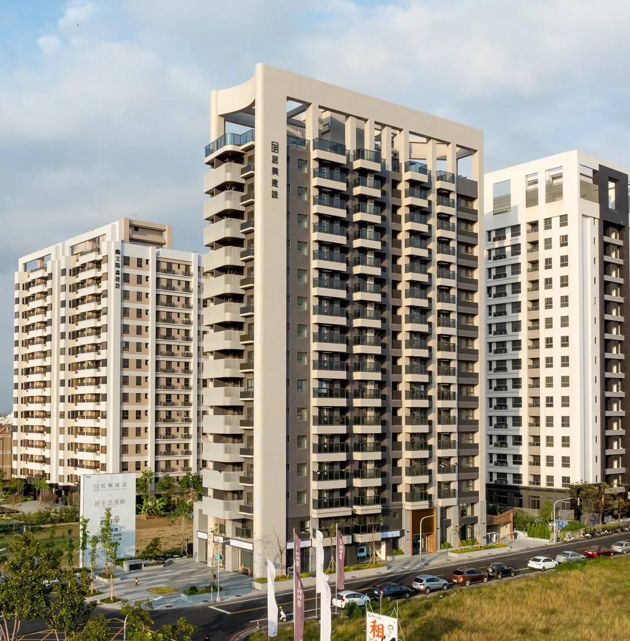 「居興建設-好好學」中庭規劃配合入口大廳景觀面進行留設，以退縮的手法拉出豐富層次之端景，讓室內景觀在視覺上，其景深能達到最佳效果。空中花園強化領域感，利用屋頂框架，強化屋頂花園之領域感，讓屋頂不僅單純建置花台，而是有別於中庭之另一處休憩空間。