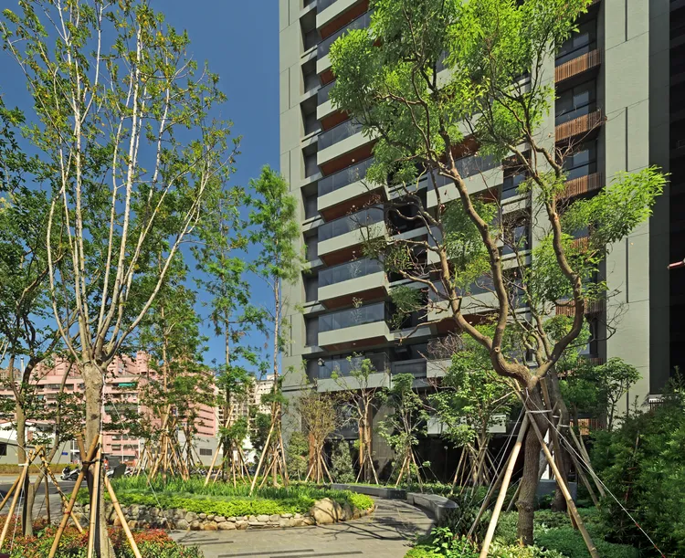 「歐美建設-森青道」基地位於科工館綠園道第一排，以簡潔又大氣的框架捕捉眼前綠意美景，加強量體層次感，框架上鑲入金屬條，強調水平及垂直線條的黃金比例，搭配樑帶局部材質轉換的陰影律動線條，雕琢出建築立面的豐富性及細膩度，加上高雄厝景觀陽台降板綠化與綠園道的樣貌相互結合，展現獨特人文氣質。