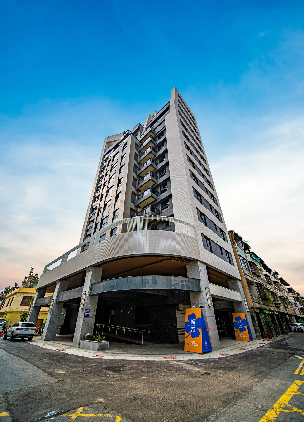 「樺陽碩建設-晴森」為鳳山第一棟完工的大樓型危老重建案，具區域指標意義。歷經四年與舊有都市環境整合，由原本5戶變為42戶，以集中建物配置，使得基地四面氣場流通暢旺，與鄰近建物棟距寬敞，友善都市鄰里空間，共生共榮。平面格局精實方整，空間精簡實用、動線合理短捷、傢俱配置周善。