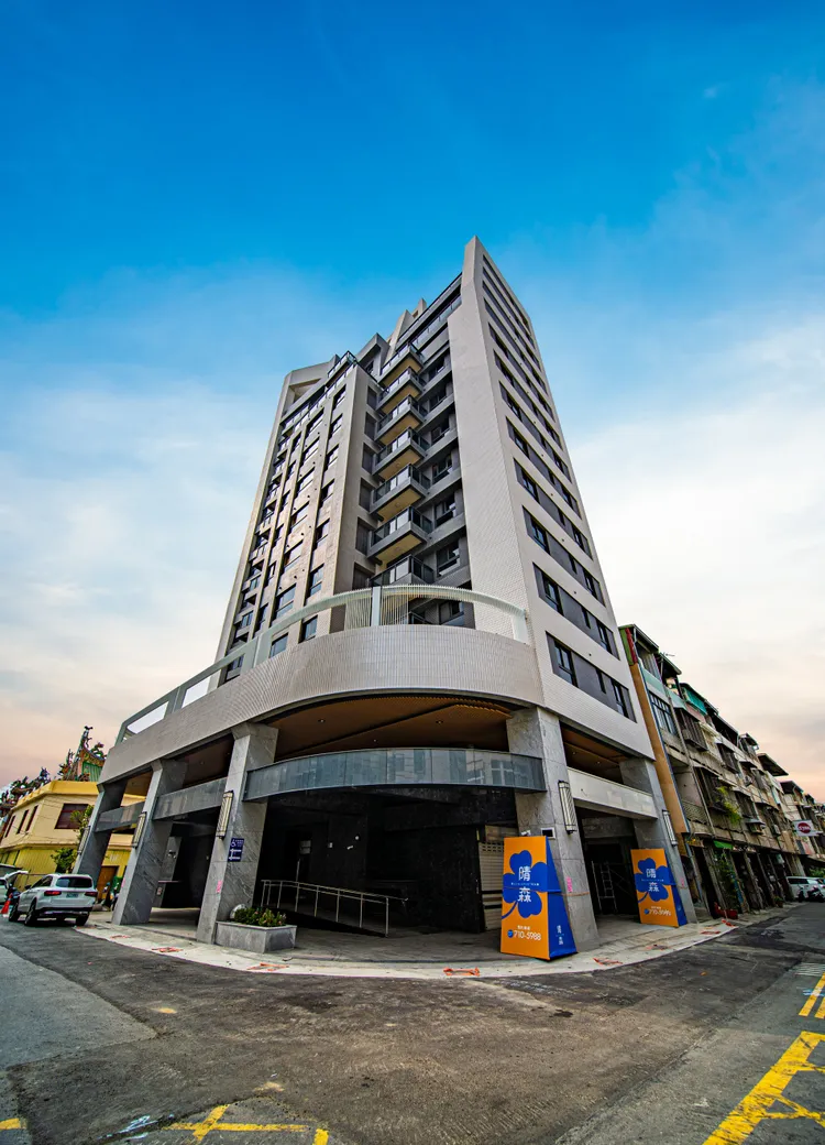 「樺陽碩建設-晴森」為鳳山第一棟完工的大樓型危老重建案，具區域指標意義。歷經四年與舊有都市環境整合，由原本5戶變為42戶，以集中建物配置，使得基地四面氣場流通暢旺，與鄰近建物棟距寬敞，友善都市鄰里空間，共生共榮。平面格局精實方整，空間精簡實用、動線合理短捷、傢俱配置周善。