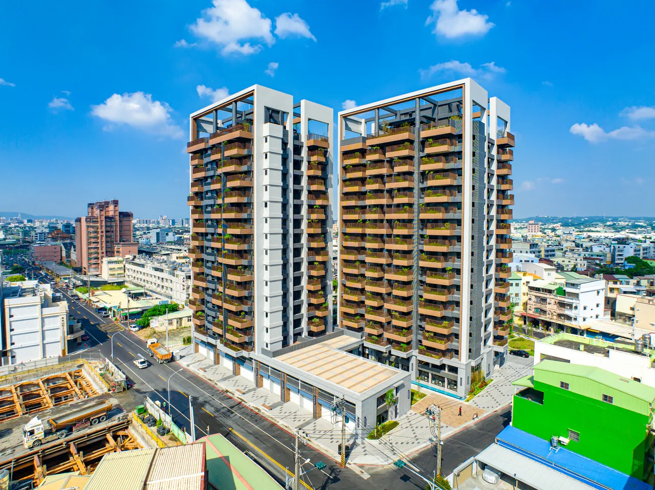 「福熙建設-福懋沐氧森」位於大寮中庄生活圈核心，一樓的法定空地配置綠化植栽和休憩座椅，端景牆排列打造層次感，並透過多層次的植栽與之呼應。 空中花園向來是福懋建設的強項，以複層的錯落設計，營造身處山林間隨處見綠的樣態，多樣植物包含各項多肉植物、香草、禾本、香花及果樹，整體設計飽含內斂的人文精神。