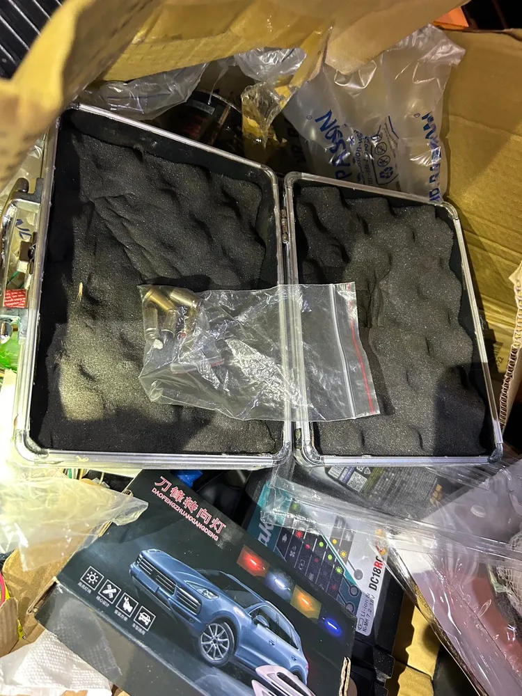 警方於車上查獲子彈。翻攝畫面
