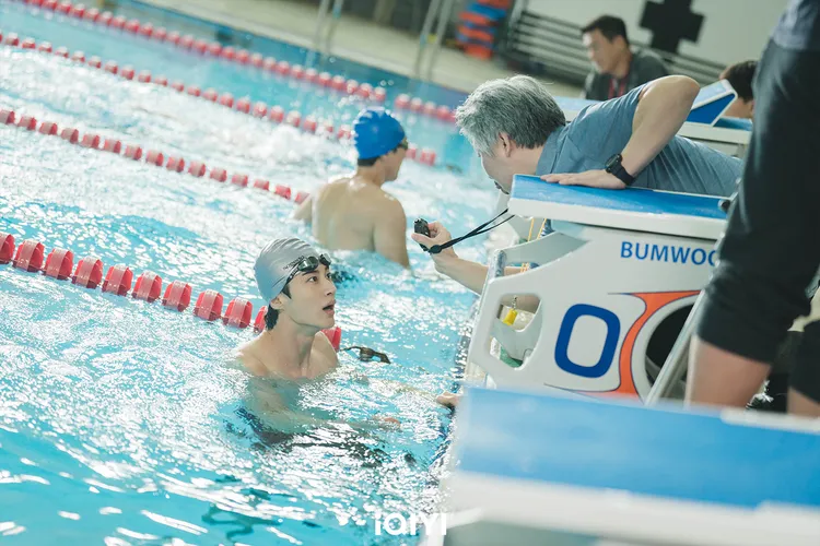 邊佑錫在《背著善宰跑》演游泳選手，他戲外卻是旱鴨子，花了2、3個月學游泳。愛奇藝國際站提供