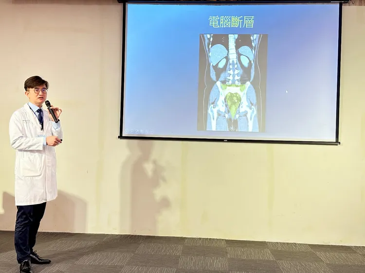 陳奕彰醫師說，患者直腸腫瘤非常接近肛門但並無侵犯括約肌，達文西手術開刀無需使用人工肛門。中醫大附醫提供