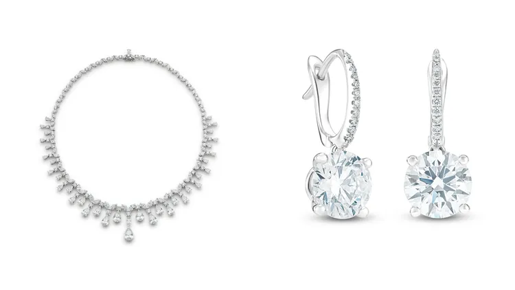 De Beers Assana 高級珠寶鑽石項鍊（左圖）、De Beers DB Classic圓形明亮式鑽石垂墜式耳環（右圖）。品牌提供