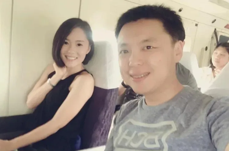 趙天麟去年被爆出婚外情，圖為與中國籍小三合影。翻攝《白色正義聯盟》臉書