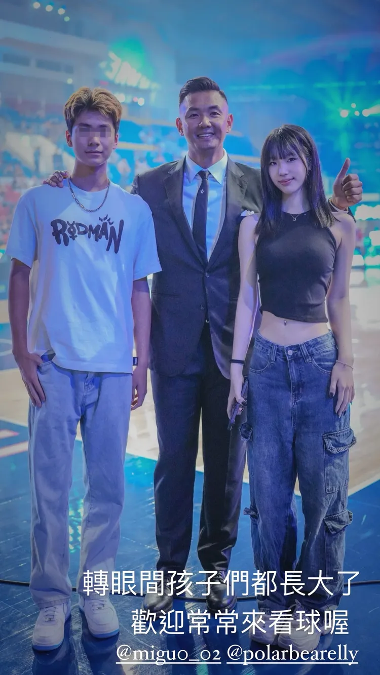 Elly和表弟站在190公分高的陳建州旁邊，也是長腿族。翻攝blackielovelife IG