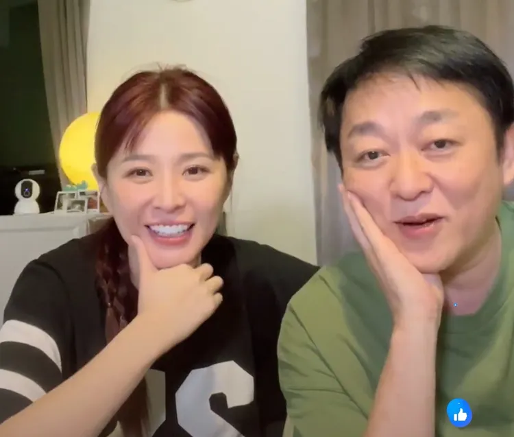 李燕（左）昨晚跟老公一塊直播。翻攝李燕臉書