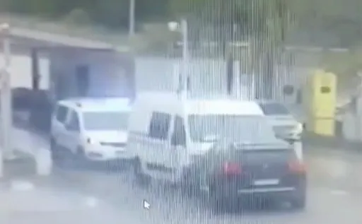 劫囚影片曝光!法國囚車遭槍手設伏襲擊 2警殉職2警重傷1囚犯被劫走