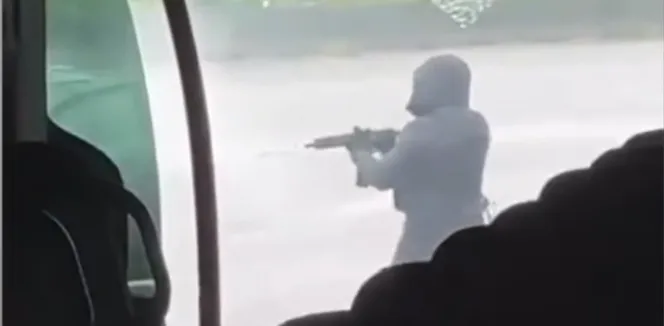 槍手持重型武器殺害2名警察、重傷另2名警察。翻攝X@BBC
