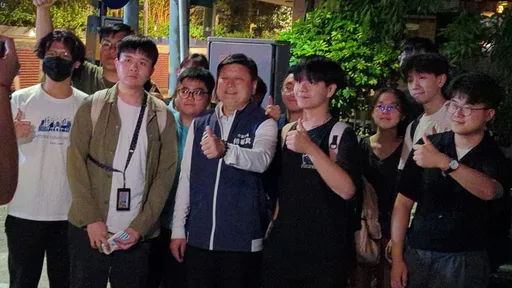 叫版400抗議學生！　國民黨青年團長率10「青年藍粉」送暖傅崐萁